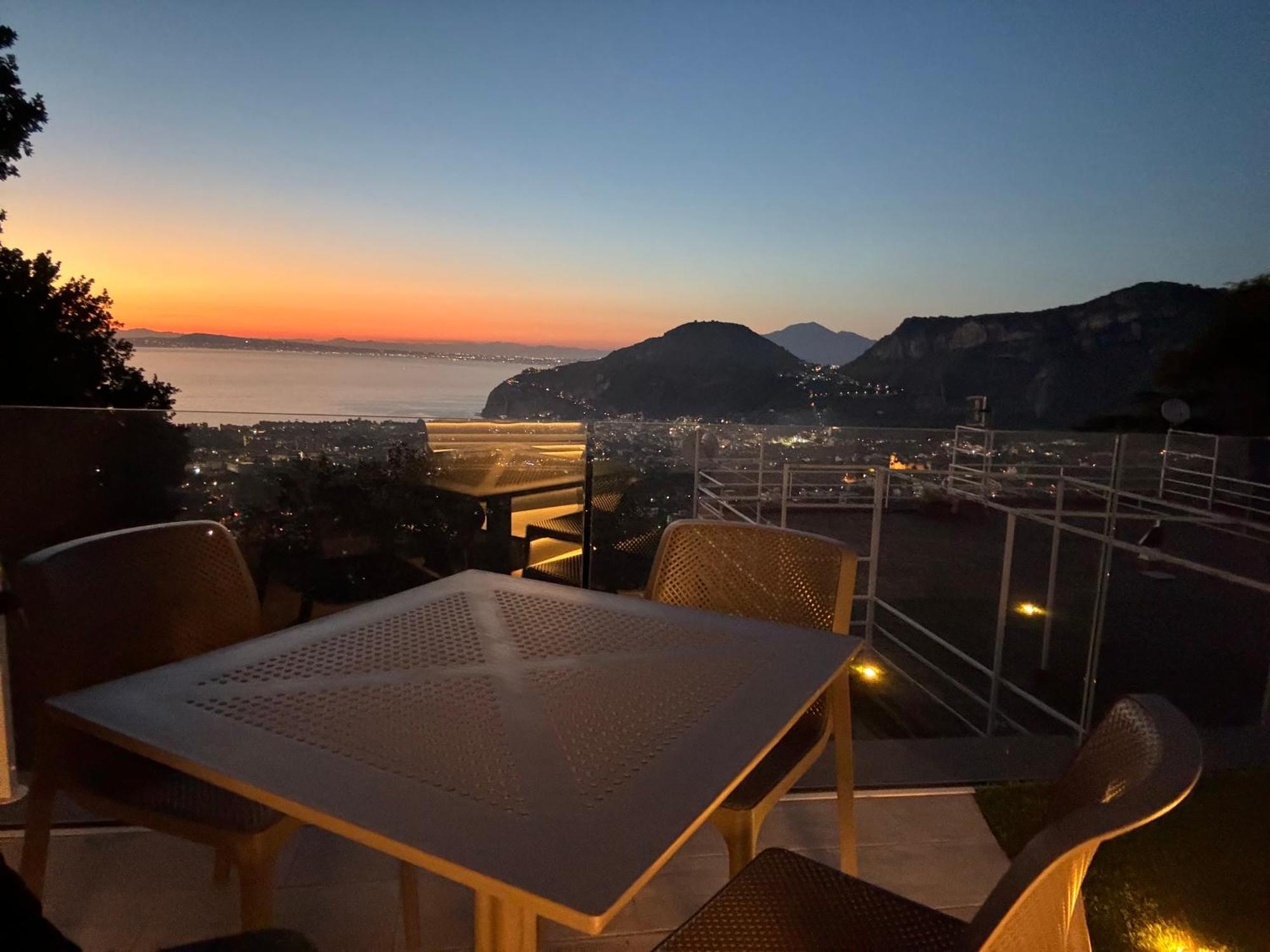 En Suite Bedroom Blue Moon Piano di Sorrento Buitenkant foto